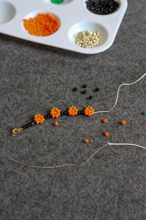 Seed Beaded Halloween Earring Patterns, Orange Diy Crafts, Pony Bead Pumpkins, Pumpkin Jewelry Diy, Beading Ideas Bracelets, Beaded Pumpkin Bracelet, Seed Bead Halloween Jewelry, Pumpkin Beaded Bracelet, Autumn Seed Bead Bracelet