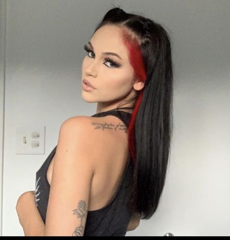 Highlight Hair Ideas, Grunge Eye Makeup, Chica Dark, Highlight Hair, Black Red Hair, Red Hair Inspo, Hair Color Streaks, Maggie Lindemann, Hair Dye Colors