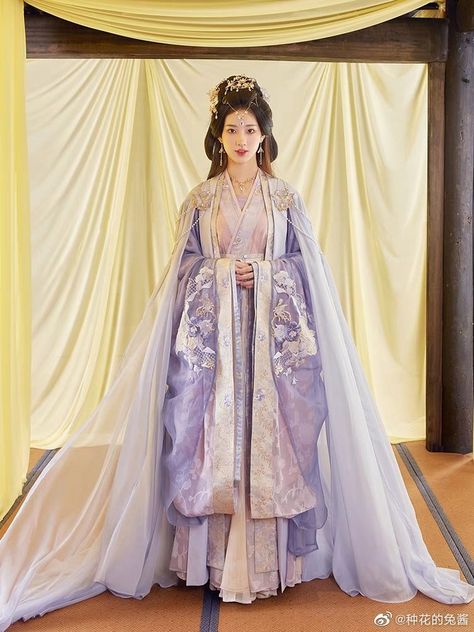 Traditional Chinese Empress Dress, Chinese Gown Traditional, Royal Japanese Clothing, Korean Traditional Dress Royal, Royal Hanfu, Chinese Traditional Dress Princesses, Empress Hanfu, Chinese Empress Dress, Chinese Hanfu Princesses