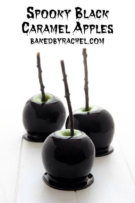 Snacks Diy, Halloween Finger, Halloween Finger Foods, Halloween Chic, Caramel Apples Recipe, Postres Halloween, Recetas Halloween, Halloween Party Snacks, Spooky Black