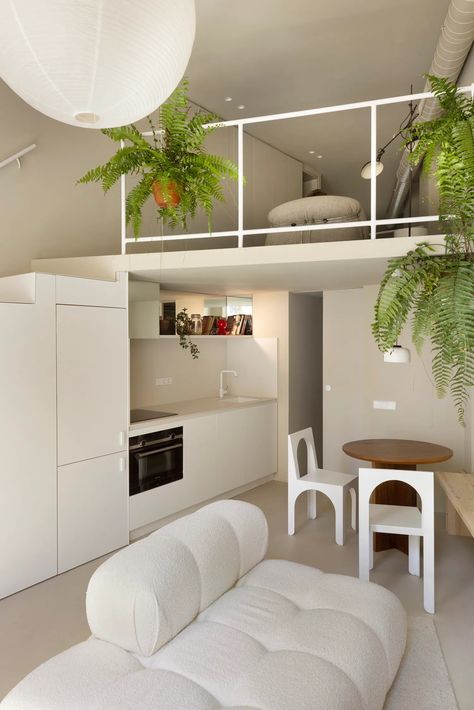 A Minimalist Apartment in Barcelona Full of Functionality in Just 430 Square Feet | Architectural Digest Appartement Design Studio, Small Loft Apartments, Wohne Im Tiny House, Tiny Loft, Mini Apartments, Studio Apartment Design, Loft Interior Design, Tiny House Loft, Small Loft