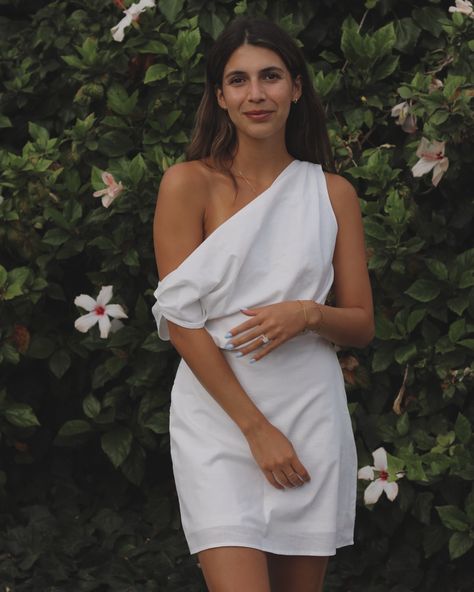 Alexis looks SO pretty in our off shoulder mini dress🤍 It’s a perfect, pretty fit for all the holidays we have coming up these next few months! 🍯🦃🎄 Get yours while supplies last! White Short Dresses, Bday Vibes, Off Shoulder Mini Dress, One Shoulder Mini Dress, Stylish Lifestyle, White Linen Dresses, White Short Dress, Engagement Dresses, Shoulder Design