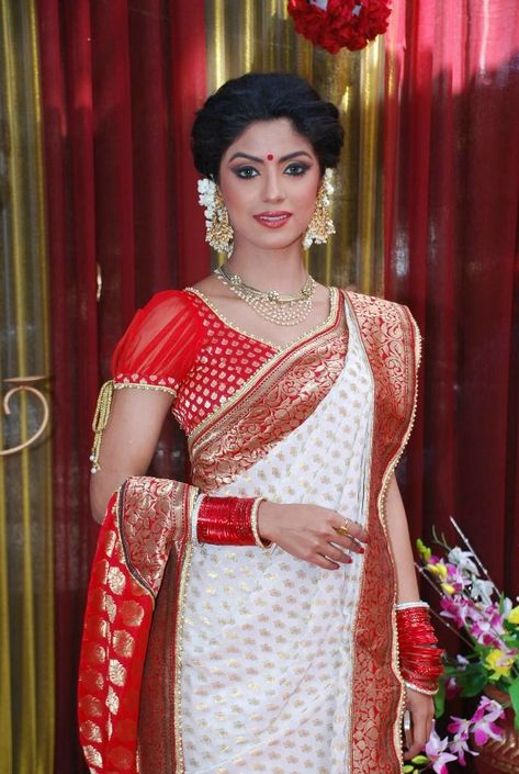 Bangoli Saree Blouse Design, Bangoli Saree Traditional Look, Bengali Attire, Bengali Hairstyle, Red And White Saree, भारतीय दुल्हन संबंधी, Bengali Fashion, Bengali Saree, Bengali Bridal Makeup