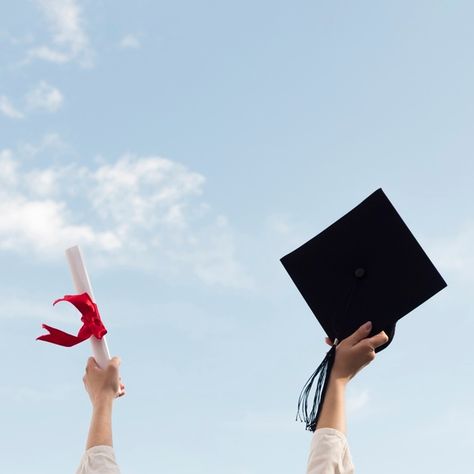 Up Graduation Cap, College Graduation Photoshoot, College Graduation Photos, Graduation Photography Poses, Graduation Poses, University Graduation, Graduation Picture Poses, Grad Photoshoot, Graduation Photography