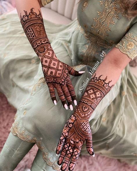 Voilà ! @nishugrewal02 ‘s bridal Henna from last month 🩷 @sonias_henna_art . And we are almost mid July 🫨 Toronto wedding season is flying by super quickly ! #torontoindianwedding #indianwedding #pakistanifashion #pakistaniwedding #torontopakistaniwedding #henna #bridalhenna #bridalhennadesigns #torontohennaartist #mehndidesign #bridalhennadesign #gtahenna #hennatoronto #organicHenna #indianweddingbuzz #wedmegood #wedmegoodsouth #gta #art #artist #bodyart Best Henna Designs Beautiful, Indian Wedding Mehndi Designs, Mehndi Designs Back Hand Bridal, Indian Henna Designs Brides, Wedding Henna Designs Brides Indian Bridal, Bridal Henna Designs Indian Weddings, Bridal Henna Designs Unique, Henna Designs Indian, Mehandi Designs Bridal