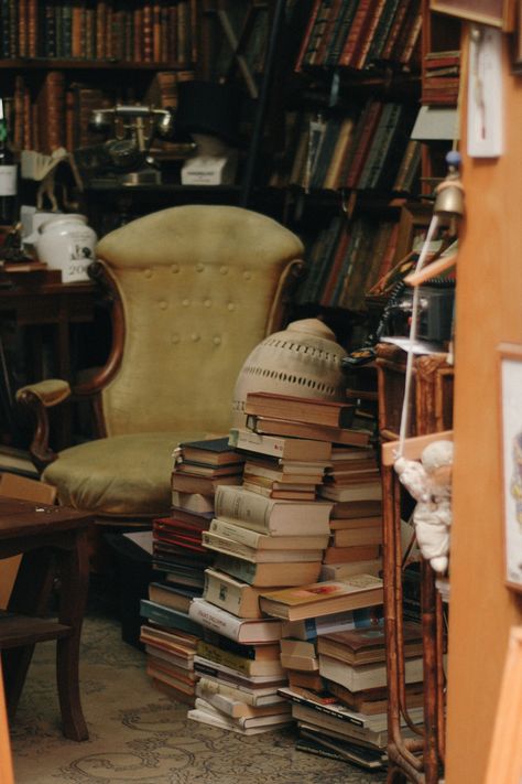 Cluttercore Bedroom, Chaotic Room Aesthetic, Academia Room, Lots Of Books, Chaotic Academia, Library Aesthetic, Messy Room, Home Library, Bedroom Aesthetic