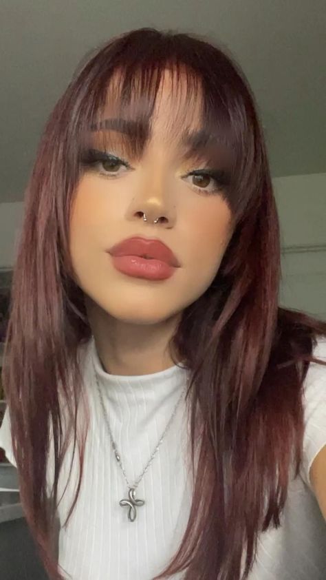 Maroon Hair Color Short Hair, Half Bangstyle Hair, 90s Hair Color Trends Grunge, Burgundy Hair Bangs, Red Hair With Wispy Bangs, Hair Color Ideas For Brunettes With Bangs, Black Hair Red Undertones, Bangs With Red Hair, Dark Short Hair With Bangs