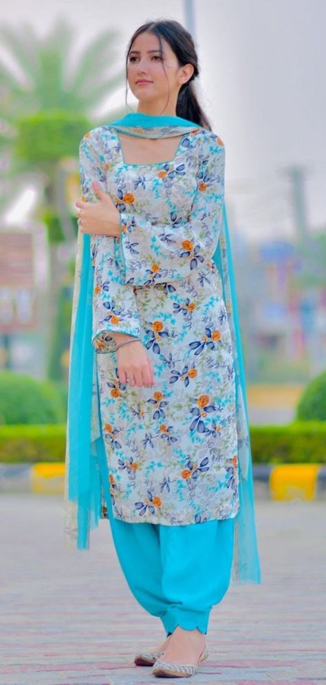 Rajdeep kullar Beautiful Punjabi Salwar Suit Simple Salwar Suit Design, Punjabi Dresses Design Salwar Kameez, Punjabi Suit Poses Women, Patiala Suit Salwar Design, Salwar Suit Poses Women, Suit Girls Punjabi, Girls Suits Punjabi, Punjabi Salwar Suits Design, Poses In Punjabi Suit