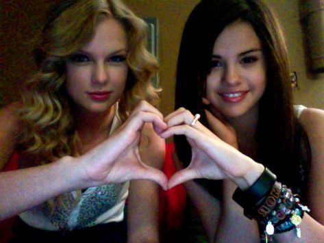 I wish I could be friends with taylor and selena <3 Selena Selena, Taylor Swift Fotos, Violetta Disney, Selena And Taylor, Photos Of Taylor Swift, Friend Pictures Poses, Estilo Taylor Swift, Bff Pictures, Taylor Swift Pictures