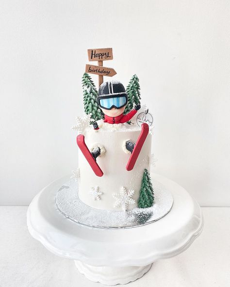 The Hare, Secret Baking Home on Instagram: “Skiing is a dance and the mountain always leads. ⛷ . #ski #skicake #skiingcake #wintercake #sportcake #birthdaycake #birthdaycakekl…” Ski Lodge Theme Party Winter Wonderland, Ski Themed Cake, Ski Birthday Cake, Winter Cakes Birthday, Modern Christmas Cake, Cake Decorating Ideas Christmas, Winter Cake Ideas, Snowboard Cake, Ski Birthday