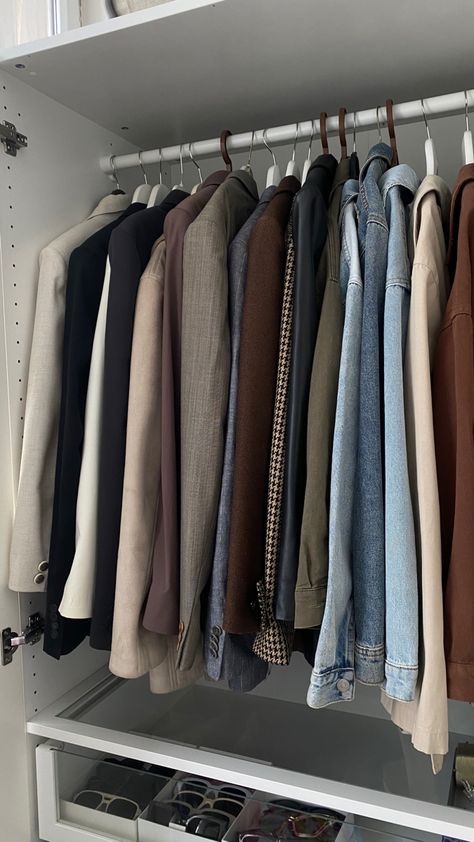 Dorm Bathroom Organization, Sweater Organization, Minimal Closet, Men Pants Pattern, Organized Closet, Classy Closets, Simple Closet, Closet Layout, Winter Fashion Outfits Casual