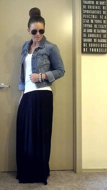 Black maxi & denim jacket Black Maxi Skirt Outfit, Maxi Skirt Outfit, Rok Outfit, Maxi Rok, Maxi Skirt Outfits, Black Maxi Skirt, Mode Casual, Cooler Look, Skirt Outfit