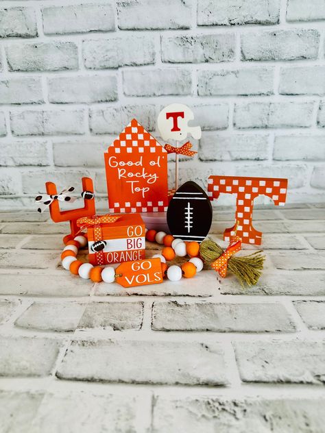 College Football Decor, Tn Vols Football, Tennessee Crafts, Vols Football, Wood Books, Tn Vols, Football Decor, Football Wreath, Football Decorations