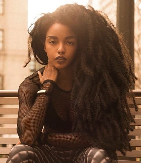 Natural Afro Hair : The Perfect Fit For A Green Generation 10 How To Grow Natural Hair, Afrikaanse Mode, Pelo Afro, Long Natural Hair, Super Long Hair, Afro Hair, Natural Beauty Tips, African Beauty, Afro Hairstyles