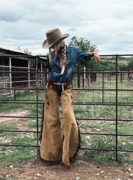 Cowboy Inspired Outfits For Women, Leather Cowgirl Outfit, Cowboy Girl Outfits, Cowgirl Chaps, Cowboy Outfits For Women, Ranch Outfits, American Cowgirl, Western Chaps, Estilo Cowgirl