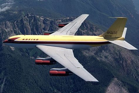 A pilot once took up a Boeing 707 passenger jet & did a double barrel roll in the sky - See it here - Click Americana De Havilland Comet, Hydroplane Racing, On The Wings Of Love, Boeing 707, Passenger Aircraft, Jet Age, Vintage Aviation, Air And Space Museum, Commercial Aircraft