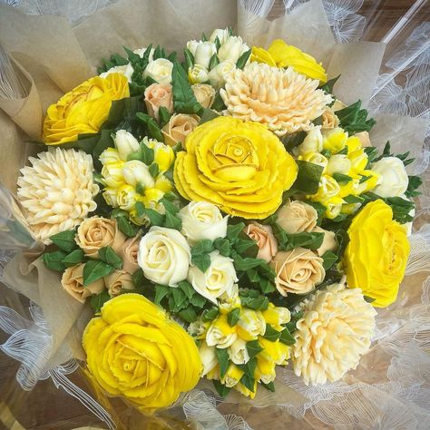 Yellow Cupcake Bouquet, Cupcakes Bouquet, Yellow Rose Bouquet, Cupcake Flowers, Yellow Cupcakes, Cupcake Decoration, White Cupcakes, Cupcake Bouquet, Flower Cupcakes