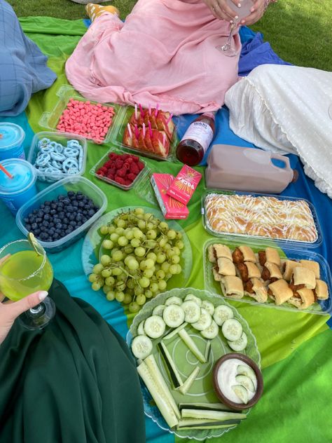 Color food color coded picnic Colour Coded Picnic, Color Coded Picnic, Colour Picnic Ideas, Colour Picnic, Rainbow Picnic, Bucketlist Summer, Colorful Picnic, Picnic Park, Picnic With Friends