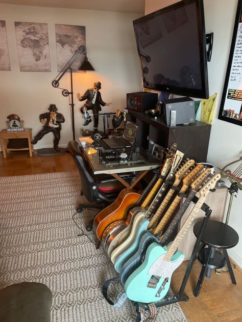 Ruang Studio Musik, Gitar Vintage, Casa Rock, Music Room Design, Home Recording Studio Setup, Music Bedroom, Recording Studio Setup, Home Music Rooms, Home Studio Ideas