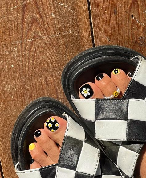 ❤ Hang Nguyen ❤ on Instagram: “🖤💛 Less color. Still chipper” Multicolor Pedicure, Funky Pedicure Designs, 90s Pedicure, Checkered Toe Nails, Funky Pedicure, Toenail Art Designs Easy, Toe Color Ideas, Fun Pedicure Ideas, Pedicure Design Ideas