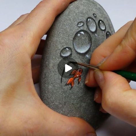 Painted Koi Fish On Rocks, Sun Rock Painting, Rock Painting Patterns Templates, Painting On Rocks Ideas, Stone Crafts Ideas, Paint Rocks Ideas, Hand Painted Rocks Ideas, Ideas For Painting Rocks, Things To Paint On Rocks