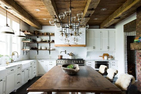 Ford Interior, Farmhouse Kitchen Tables, Cottage Shabby Chic, Stil Industrial, Classic Kitchen, Kitchen Design Trends, 아파트 인테리어, Industrial Kitchen, Kitchen Trends