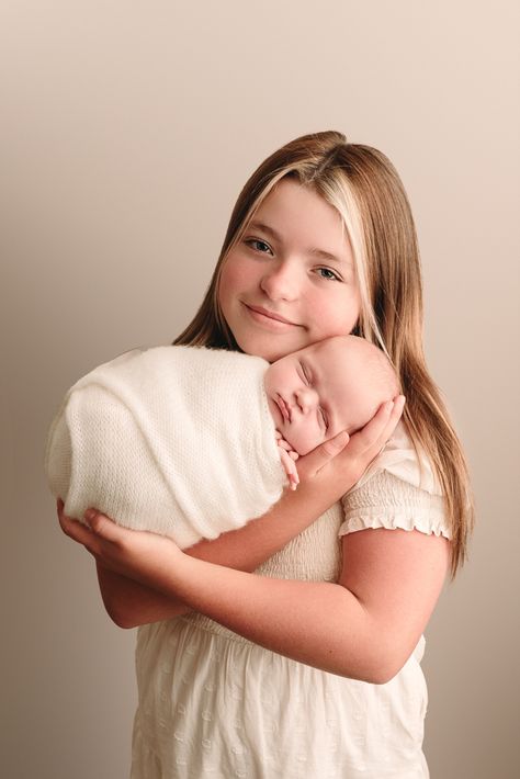 Newborn posed with older sibling during newborn session Newborn Twin Photography With Older Sibling, Newborn Family Photos Older Sibling, Newborn Photography With Older Siblings, Newborn Older Sibling Pictures, Newborn And Older Sibling Photo Ideas, Baby And Sibling Pictures, Newborn Sibling Photography, Older Sibling Poses, Newborn Sibling Pictures