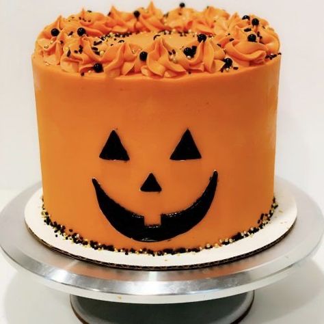 Jack O Lantern Cake, Halloween Cake Design, Cute Halloween Cakes, Bolo Halloween, Halloween Birthday Cakes, Halloween Cake Decorating, Pumpkin Cake Recipes, Gemini Birthday, Spice Cake Mix