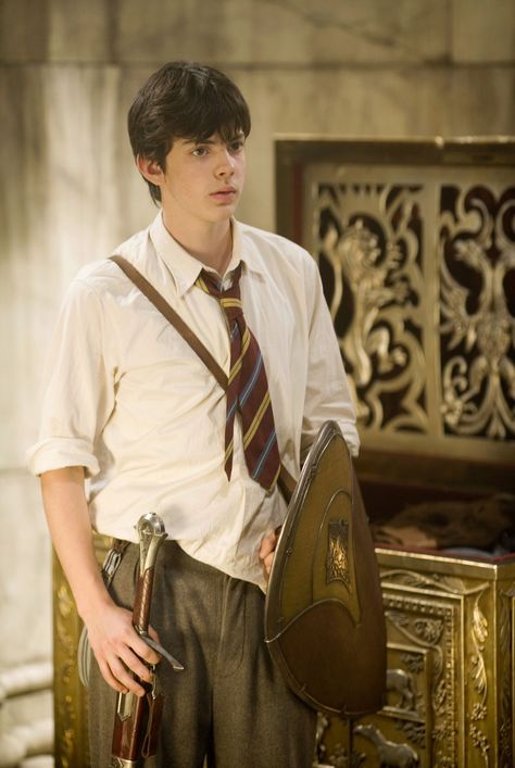 Edmund (Seriously though, if they ever made A Separate Peace into a movie, he would be perfect for Gene Forrester.) Edmund Narnia, Skandar Keynes, Cair Paravel, Narnia Cast, Narnia Prince Caspian, Narnia 3, Edmund Pevensie, Prince Caspian, Robert Sheehan