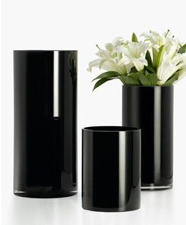 Black glass on white linens Vases Glass, Colored Glass Vases, Glass Cylinder Vases, Glass Cube, Glass Cylinder, Diy Brides, Glass Pieces, Event Planners, Wedding Party Decorations