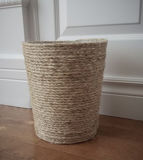 Find out how to easily transform a plastic trash can in a rustic and good looking accessory for your bathroom in one simple step. Trash To Treasure Ideas, Inexpensive Home Decor, Shabby Chic Vintage, Trash To Treasure, Cute Home Decor, Decor Guide, Affordable Home Decor, Easy Home Decor, Contemporary Home Decor