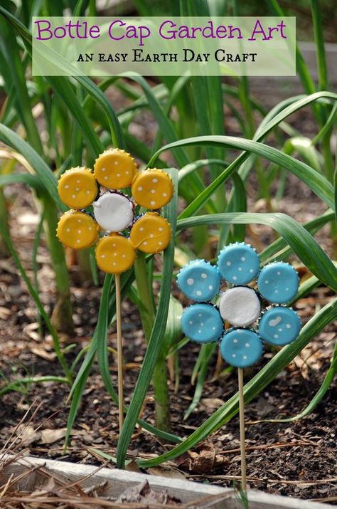 Bottle Cap Flowers Yard Art Bottle Cap Flowers, Carillons Diy, Yard Art Crafts, Yard Ideas Cheap, Yard Ideas Backyard, Recycled Crafts Kids, Earth Day Crafts, Areas Verdes, Garden Art Sculptures Diy