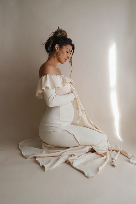 Arcina Ori, Maternity Shoot Outfit, Studio Maternity Shoot, Pregnancy Announcement Photoshoot, Maternity Photography Poses Couple, Maternity Photo Outfits, Maternity Photography Poses Pregnancy Pics, Couple Pregnancy Photoshoot, Maternity Photoshoot Outfits