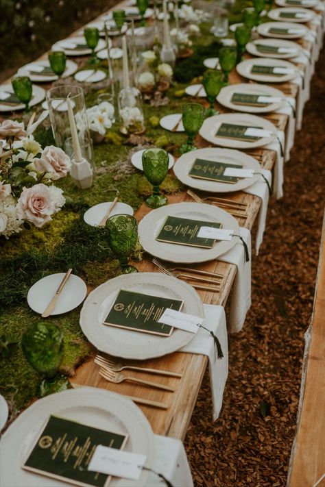 Forest Wedding Dinner Table, Enchanted Forest Wedding Place Setting, Enchanted Forest Place Setting, Wedding Sit Down Dinner, Wedding Table Decorations Forest, Forest Themed Wedding Reception, Forest Wedding Dinner, Forest Wedding Place Setting, Dinner In Forest