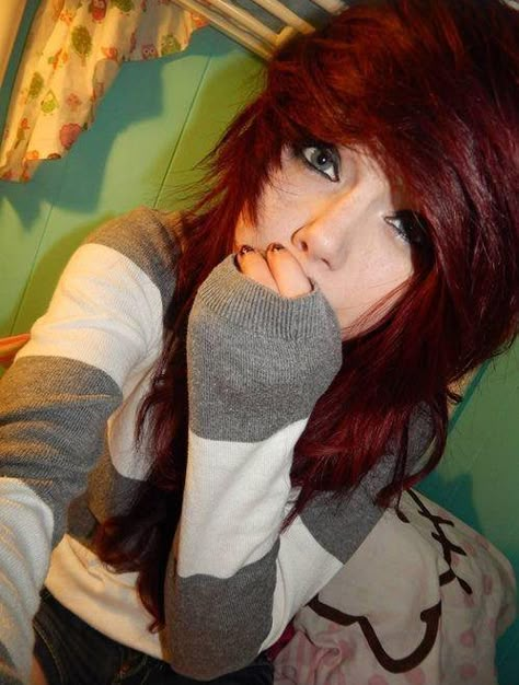 22 Hairstyles From 2007 That Should Make A Comeback In 2017 Red Scene Hair, Emo Scene Hair, Scene Girl, Black Hair Dye, Dark Red Hair, Punk Emo, Emo Hair, Scene Girls, Alternative Hair