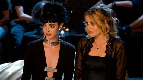 Vamps Best Vampire Movies, Famous Vampires, Modern Vampires, Queen Of The Damned, Krysten Ritter, Vampire Stories, Alicia Silverstone, Vampire Movies, Vampire Academy