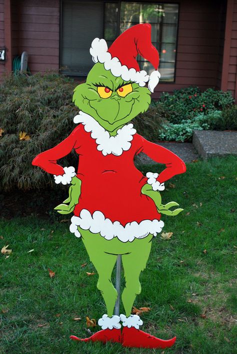 Grinch Yard art Wooden Christmas Yard Decorations, Grinch Yard Decorations, Immagini Grinch, Grinch Drawing, Christmas Lawn Decorations, Diy Yard Decor, Le Grinch, Wood Yard Art, Whoville Christmas