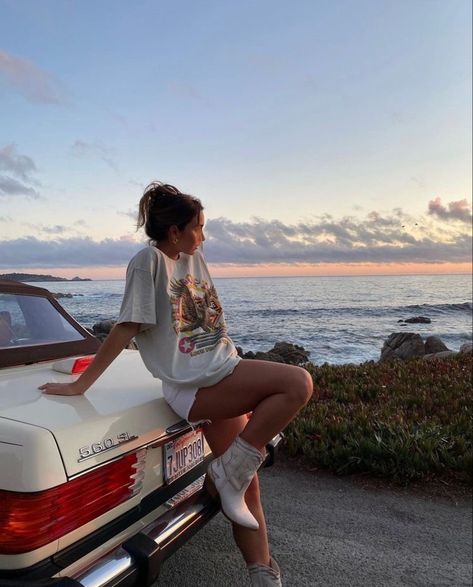 Car Poses Instagram Outside, Trendy Instagram Pictures, Car Model Photoshoot, Car Poses Instagram, Car Photoshoot Ideas, Camp Fits, Sunset Poses, Pics Poses, Car Shoot