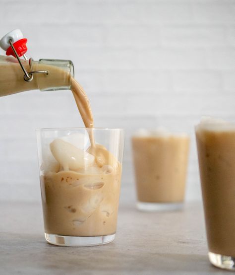 This Low Calorie Sugar Free Keto Vegan Homemade Irish Baileys With Almond Milk comes together in just 5 minutes and is even better than the original! Homemade Baileys Irish Cream, Irish Cream Recipe, Homemade Baileys, Baileys Recipes, Make Almond Milk, Cookie Dough Bars, Keto Vegan, Baileys Irish, Vegan Sugar