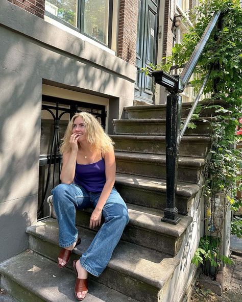 A girl wearing a purple tank top and dark blue cargo jeans, showcasing her stylish outfit. Sezane Outfit, Colorful Style Inspiration, Blue Cargo Jeans, Personal Social, Colourful Style, Low Waist Jeans, Style Inspiration Casual, Casual Outfit Inspiration, Purple Tank Top