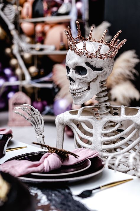 Grown Up Halloween Party Decorations, Glam Creepy Halloween Party, Skull Themed Halloween Party, Halloween Theme Sweet 16, Glam Halloween Party Decor, Halloween Glam Party, Skeleton Dinner Party, Glamour Halloween Decor, Creepy Birthday Aesthetic