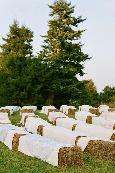 haybale seating- cover with inexpensive sheets or drop cloths. Hay Bale Wedding, Hay Bale Seating, Deco Champetre, Ceremony Seating, Hay Bales, Southern Wedding, Wedding Seating, Farm Wedding, Wedding Tips