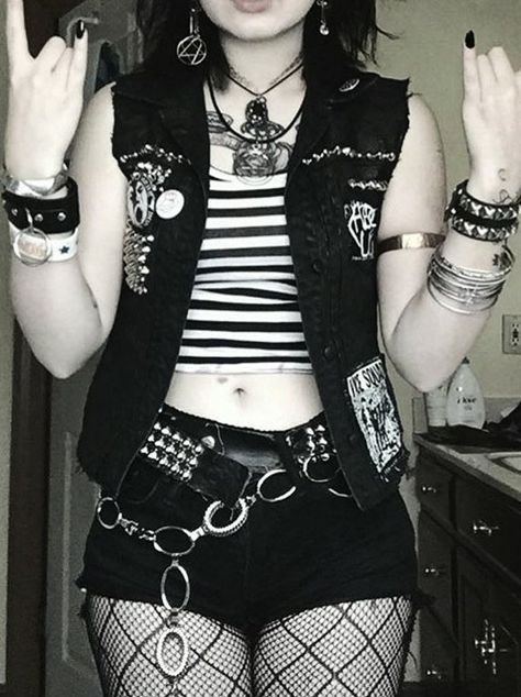 Emo Shorts Outfit, Summer Outfits Punk, Outfit Ideas With Black Shorts, Punk Outfits Summer, 90s Punk Outfits, Cute Alt Outfits, Summer Punk Outfits, Punk Summer Outfits, Punk Street Style