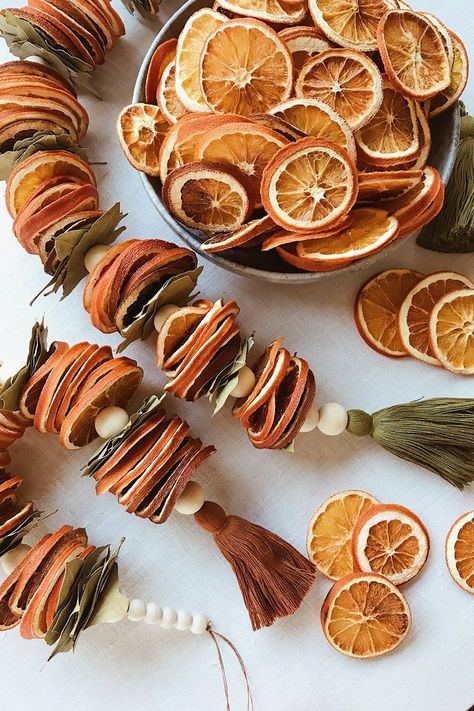 Natal Natural, Dried Citrus, Yule Crafts, Navidad Natural, Natural Christmas Decor, Dried Oranges, Simple Christmas Decor, Domestic Goddess, Navidad Diy