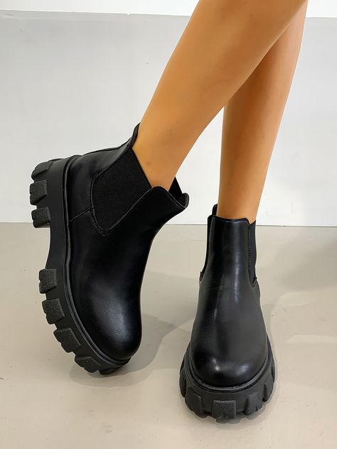 Trendy Shoes Sneakers, Personalized Shoes, Leather Boots Heels, Winter Lookbook, Shoes Teen, Swag Shoes, The Minimalist, Chunky Boots, Trendy Shoes