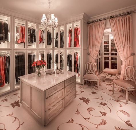 15 Elegant Luxury Walk In Closet Ideas To Store Your Clothes In That Look Like Boutiques Elegant Closet, Amazing Closets, Dressing Room Closet, Dream Closet Design, Beautiful Closets, Casa Vintage, Dream Closets, Room Goals, غرفة ملابس