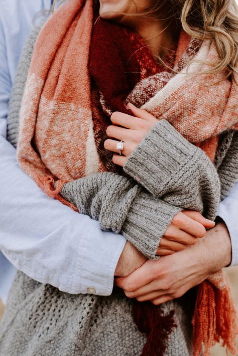 Winter Engagement Pictures, Shooting Couple, Romantic Engagement Photos, Engagement Pictures Poses, Shotting Photo, Winter Engagement Photos, Engagement Photos Fall, Engagement Photo Poses, Engagement Poses