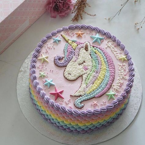 What a magical cake!Repost: @lulukaylacupcake  . . .  Follow @   Tag Friends who love Unicorns  Turn on post notification to see the post asap  Like 5 posts that are Magical   . . . #unicorncake #unicorncookies #unicorncookie #unicornhair #unicornparty #unicornlover #unicornio #unicornpower #unicornsarereal #unicornlife #unicornlove #einhorn #giftideasforher #giftguide #giftforher #pinkunicorn #beautifulphoto #unicorns #unicorngirl #unicornqueen #fascinator #unicorno #unicorns #unicorn #unicornn Bolo Frozen, Unicorn Birthday Party Decorations, Unicorn Themed Birthday Party, Unicorn Birthday Cake, Kids Party Food, Character Cakes, Unicorn Cake, Unicorn Birthday Parties, 4th Birthday Parties