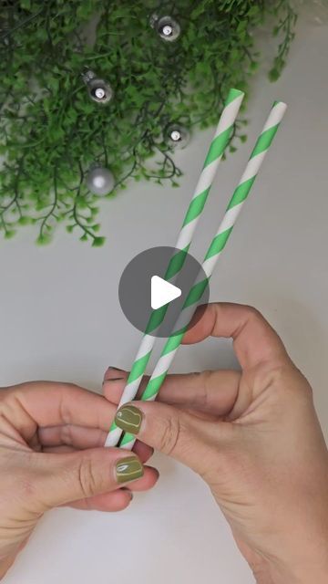 Craft With Paper Straw, Stars Made From Straws, Crafts With Straws Diy, Paper Straw Crafts Diy, Straw Stars Diy Christmas Decorations, Make A Star Out Of Paper, Diy Stars Christmas, Crafts With Straws For Kids, Christmas Star Crafts For Kids