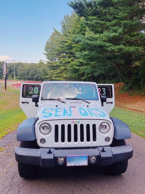 Jeep Senior Car Paint, 2enior Ye4r, Seniors 2023, Senior Board, Car Decorating, Senior Sunrise, Grad Photography, Senior Stuff, Senior Year Of High School